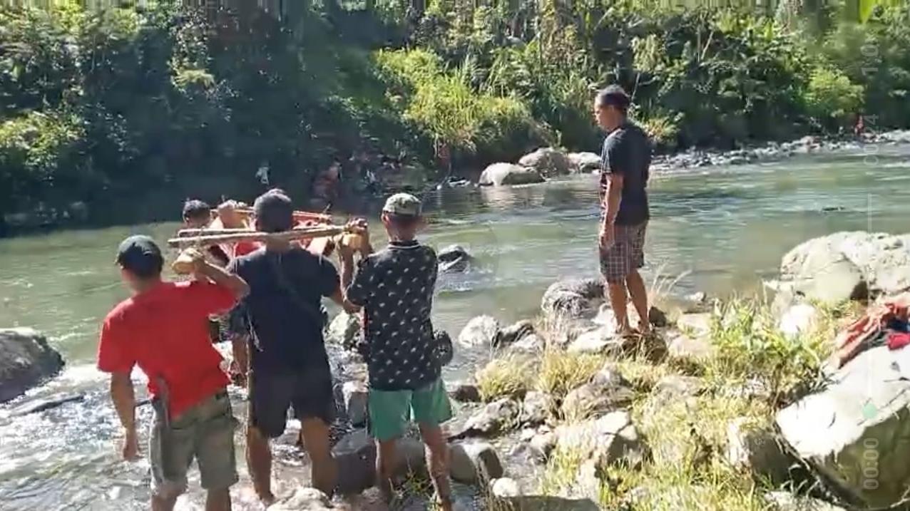 Warga Sakit Ditandu 7 Km, Akses Jalan Sangat Memprihatikan di Polewali Mandar 